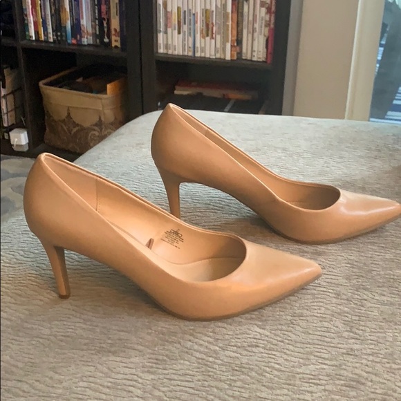 Tan heels - Picture 2 of 5